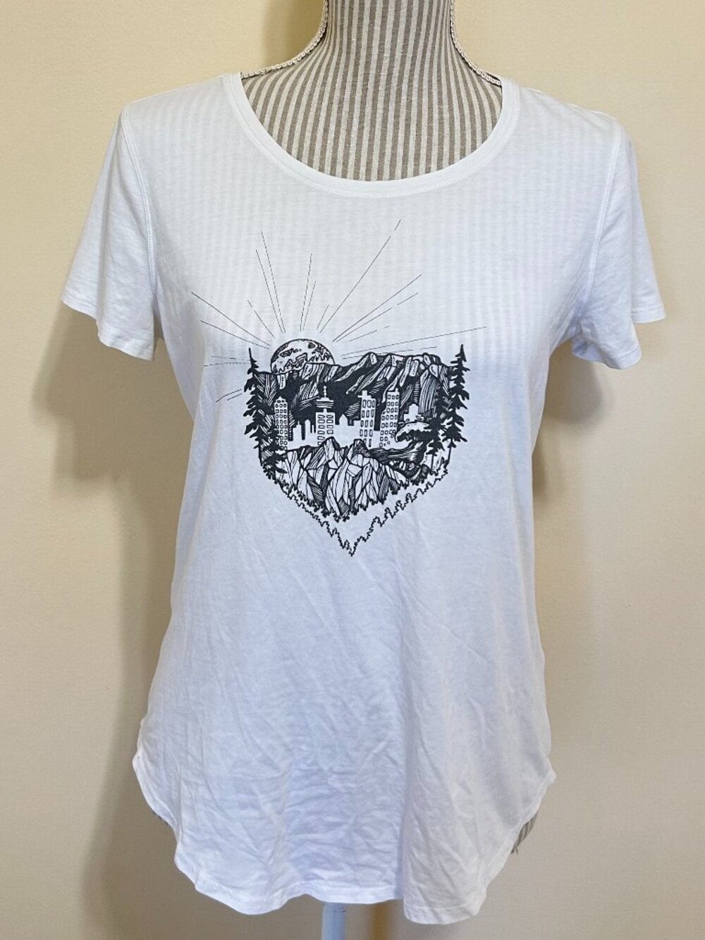 Lululemon Athletica Scoop Neck Short Sleeve T-Shirt With Graphic White Size 6